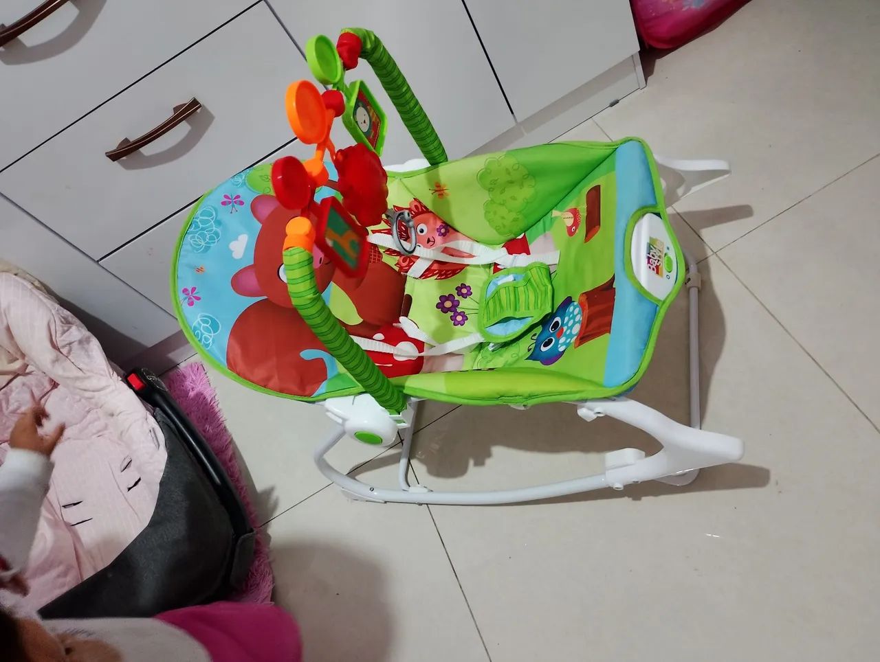 Cadeirinha para bebê que vibra e troca musica