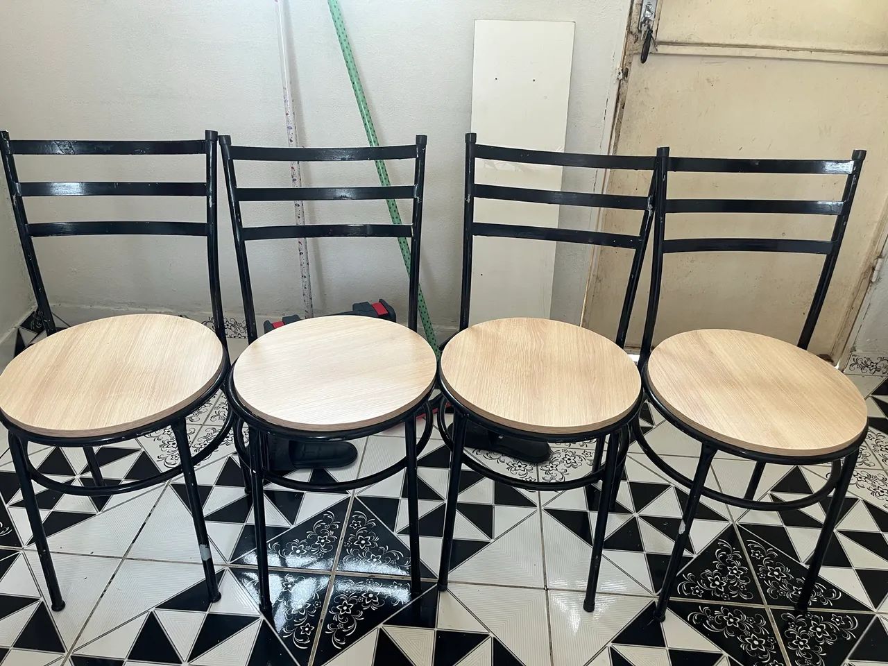 Jogo de mesa com 4 cadeiras  - Foto 2