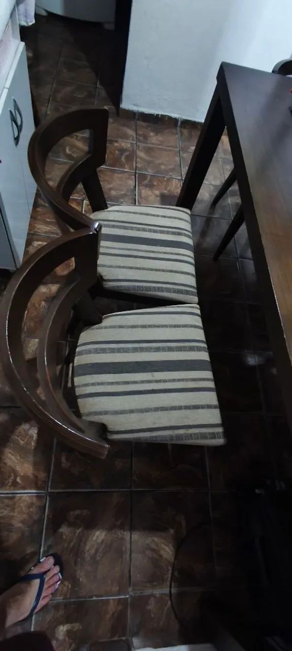 Mesa de madeira com vidro no meio - Foto 4