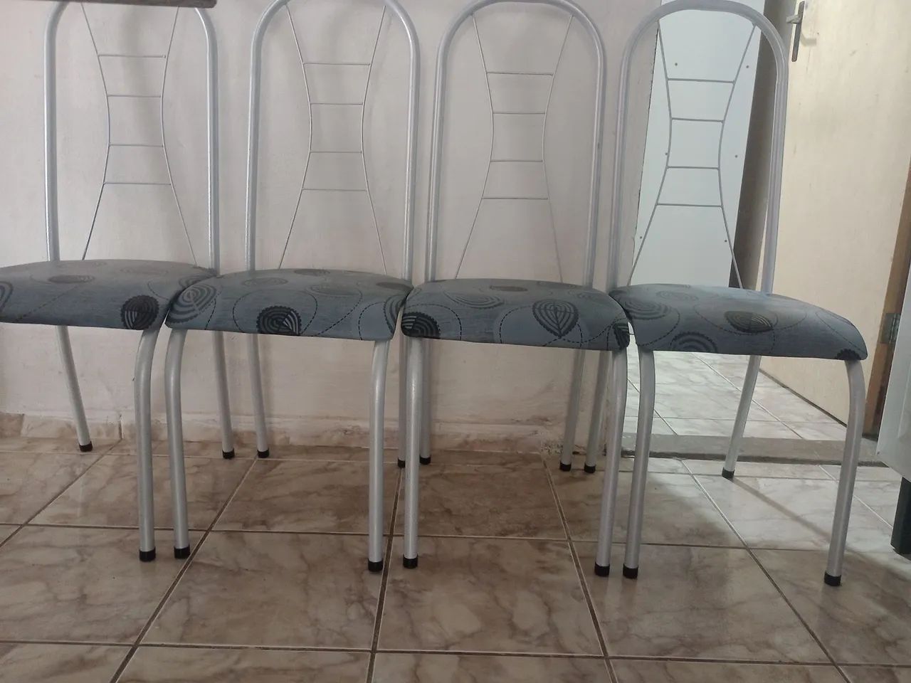 Mesa de Jantar de Mármore com 4 cadeiras nenhuma marca de uso estar nova  - Foto 5