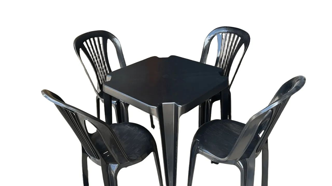 Mesa plástica com 4 cadeiras  - Foto 4