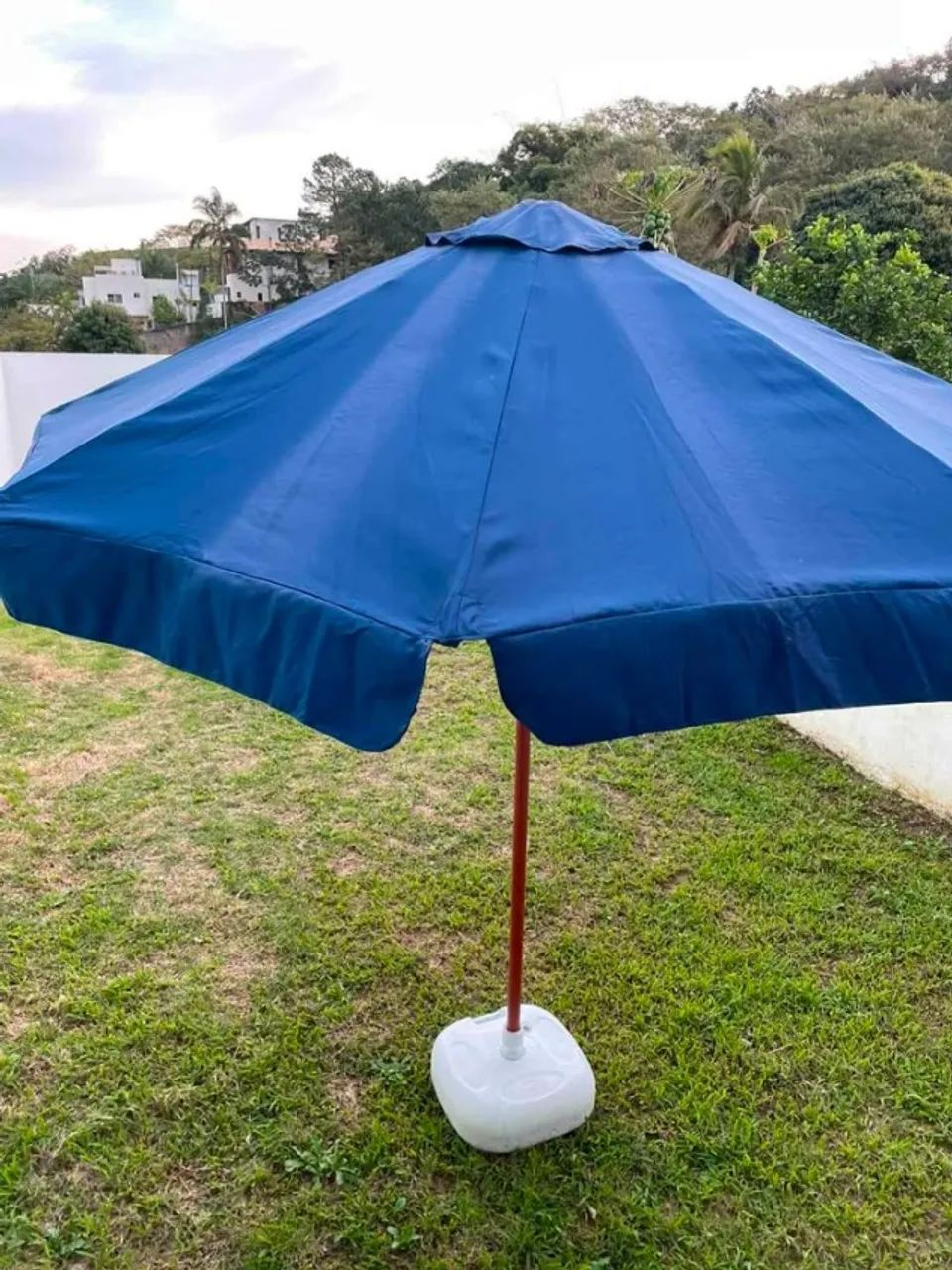 Ombrelone Redondo Azul e Madeira com Base para Jardim e Piscina - Foto 2