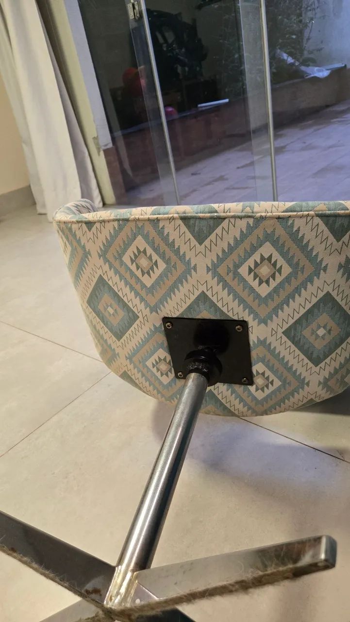 Par de poltronas giratórias estampadas com base cromada - Foto 5
