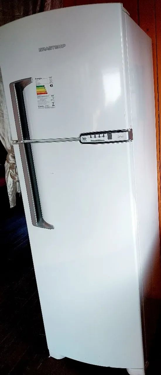 Vende-se Geladeira Brastemp com defeito.