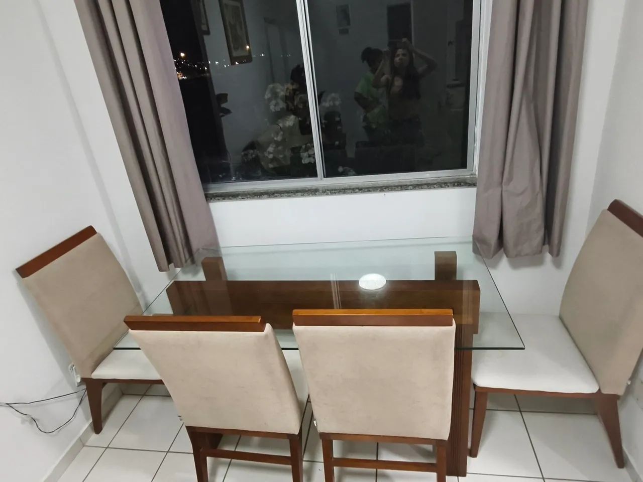 VENDE-SE MESA DE VIDRO COM QUATRO CADEIRAS - Foto 3