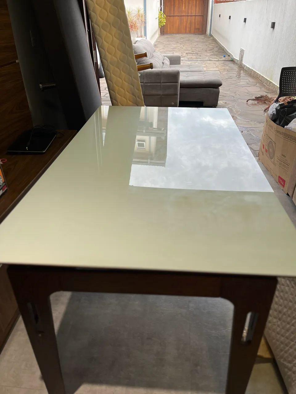 Mesa madeira com tampo de vidro branco 