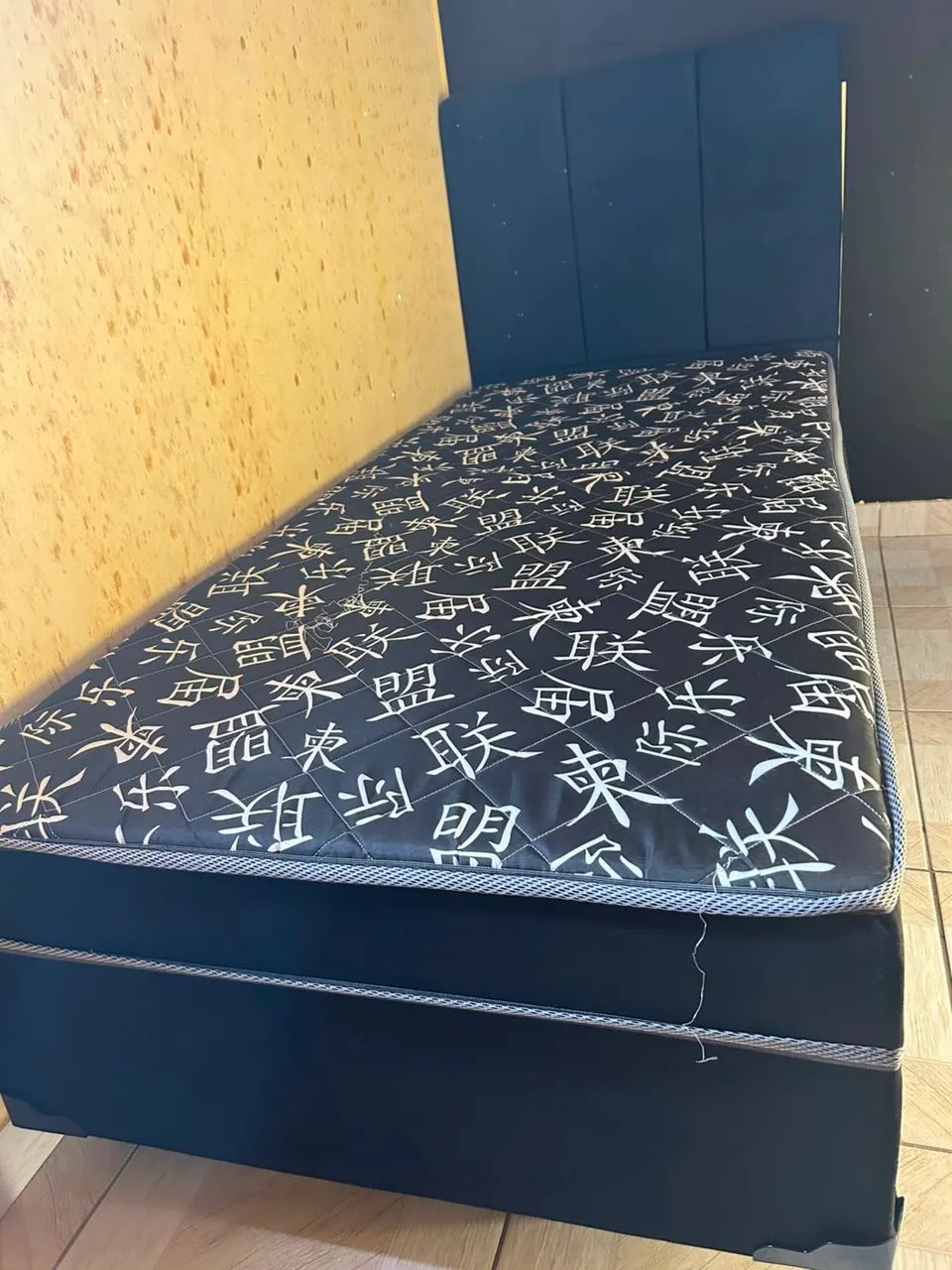 Cama junto com a cabeceira 