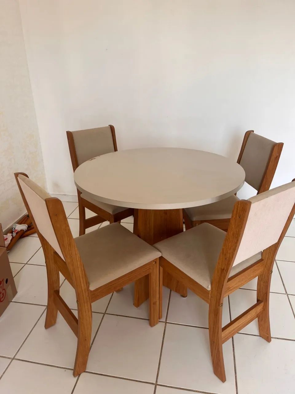 Mesa de jantar com 4 cadeiras