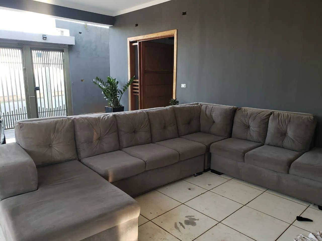Sofa comprido em formato de L de 8 lugares de cinza 