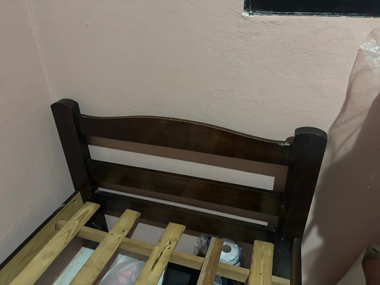 Cama solteiro em madeira 
