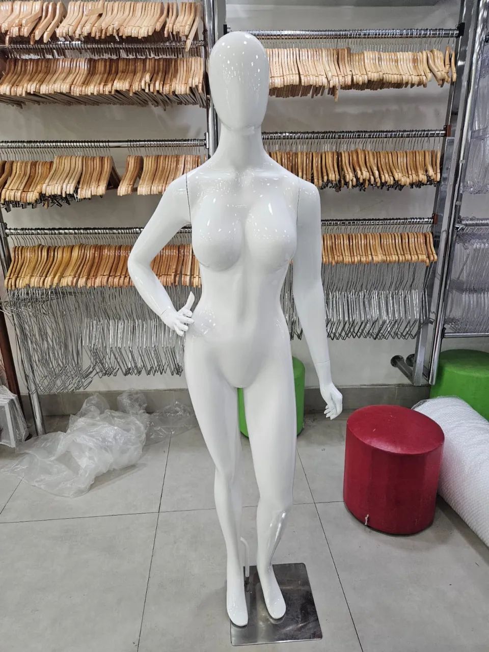 Manequim feminino duas poses