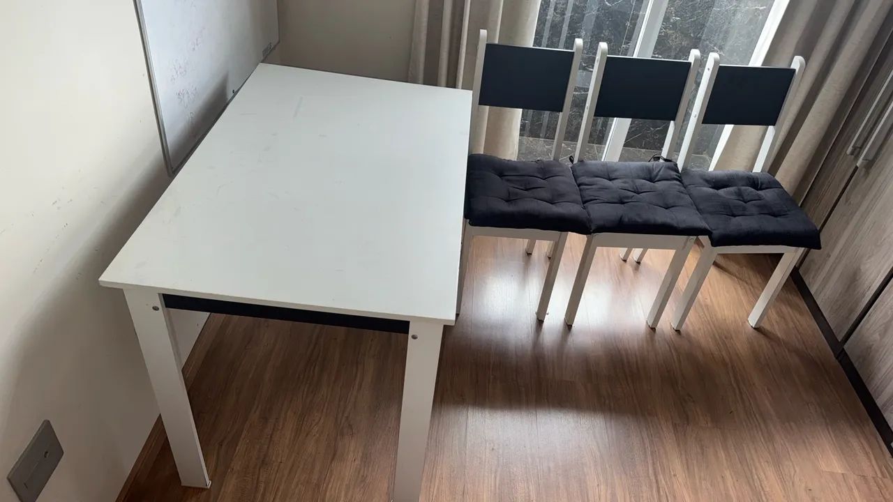 Mesa com 4 cadeiras 
