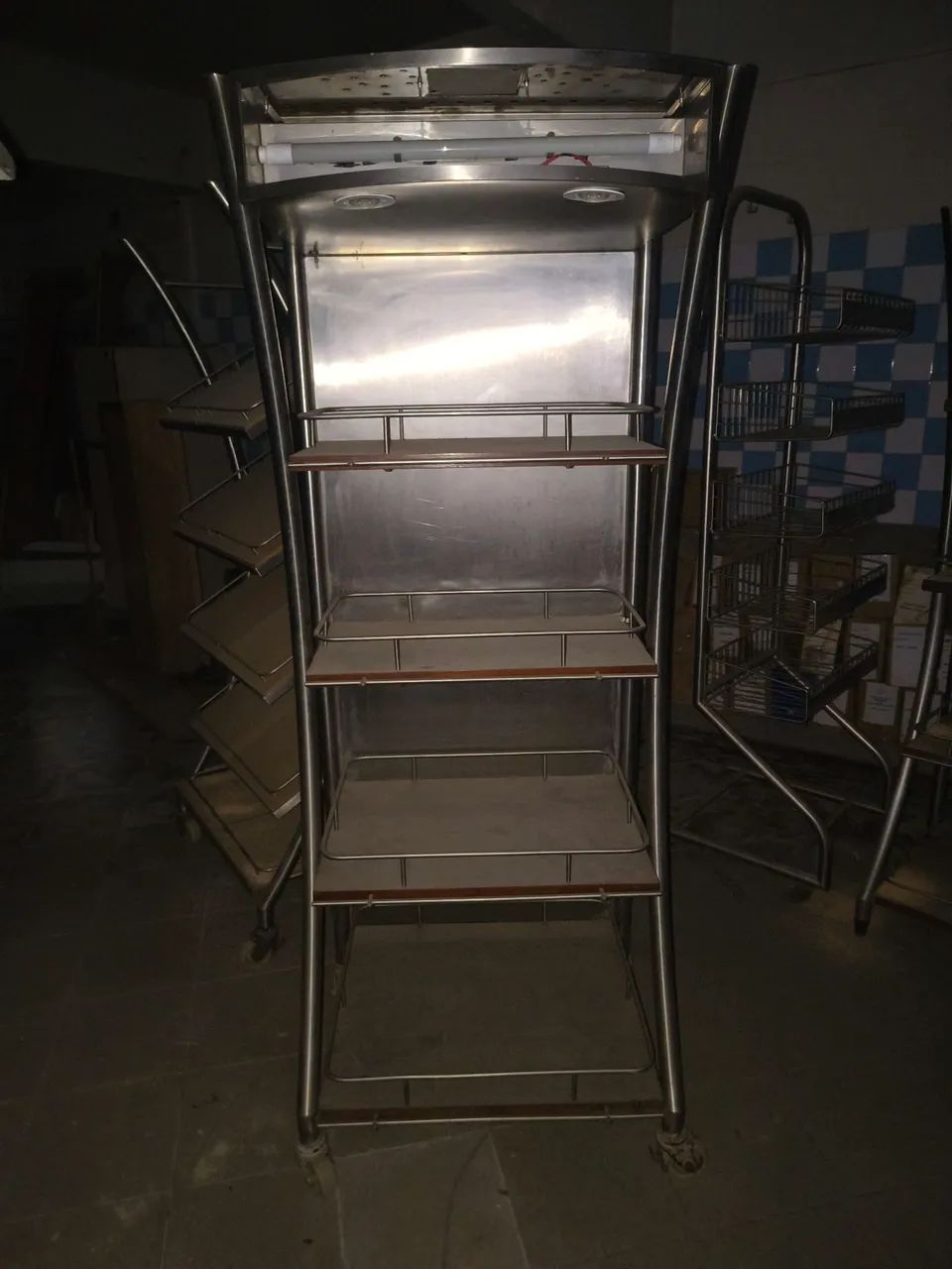 Estante Expositora Inox - 5 Prateleiras com Rodízios