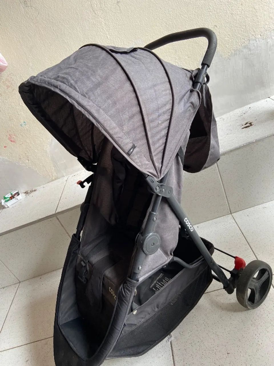 Carrinho de bebê com bebê conforto COSCO - Foto 4