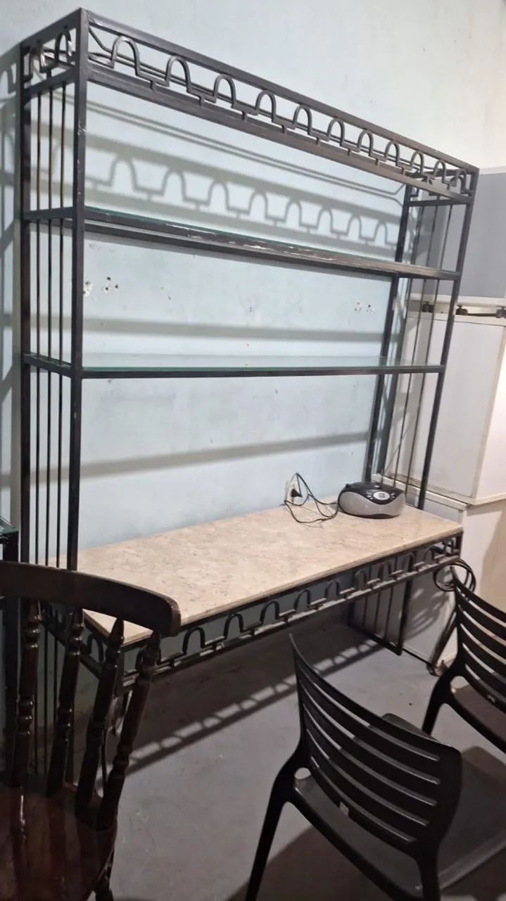 Estante de ferro com mármore em bom estado. 