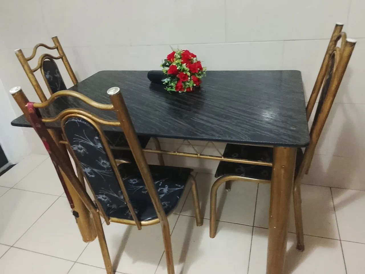 Mesa com 3 cadeiras 