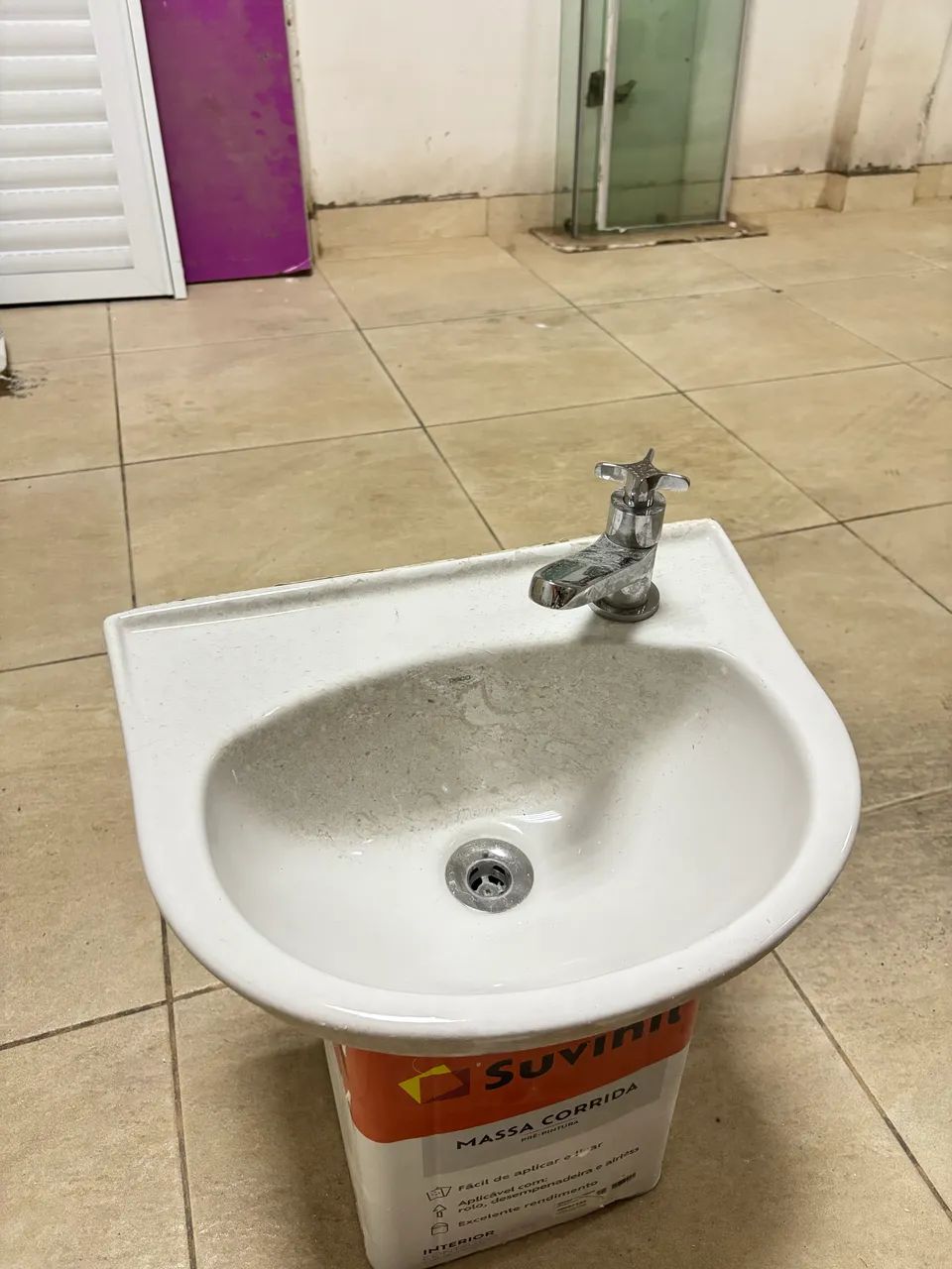 Lavatório Deca com torneira 