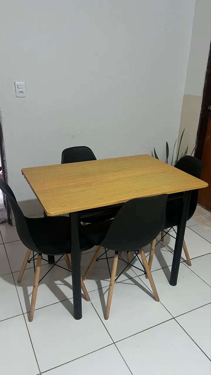 Mesa com 4 cadeiras 
