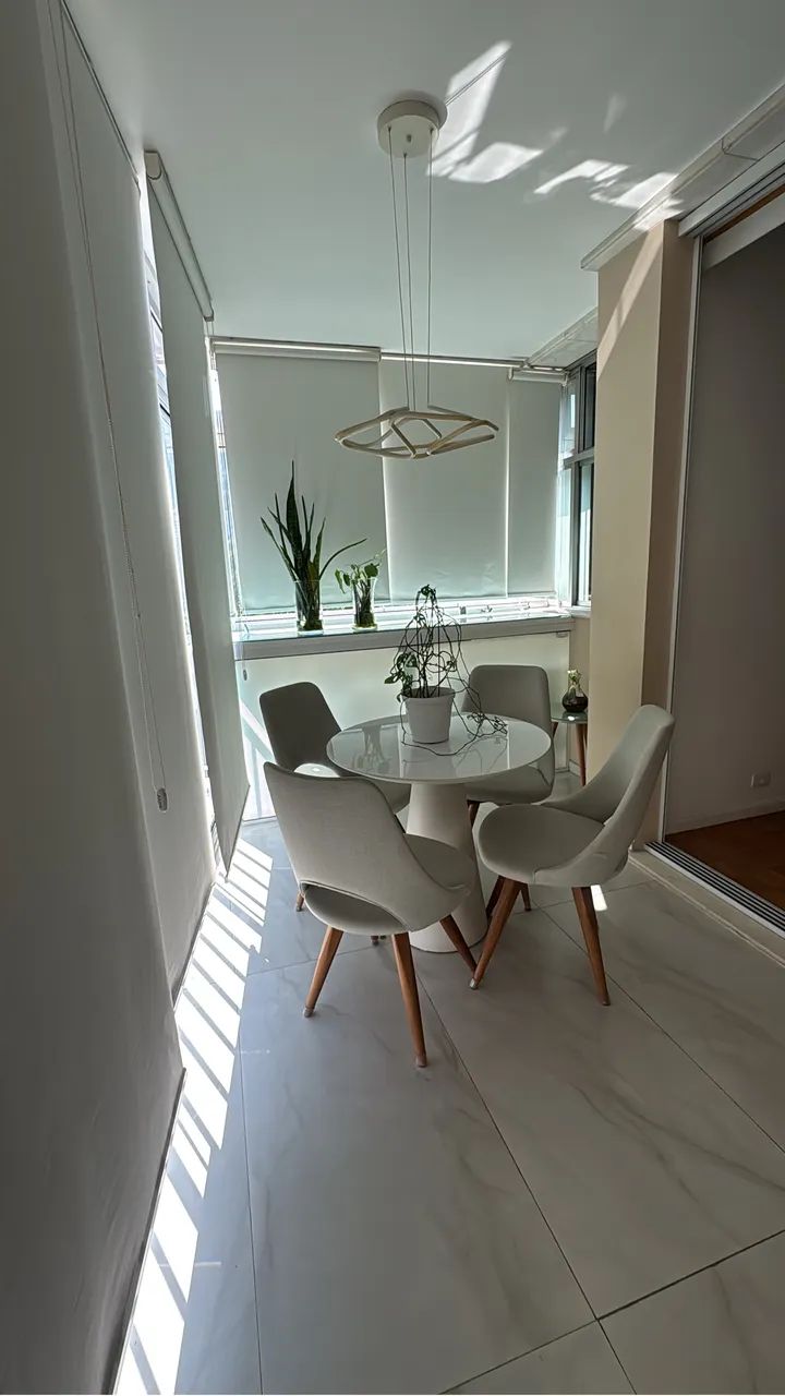 Mesa moderna com tampo branco e 4 cadeiras - Foto 3