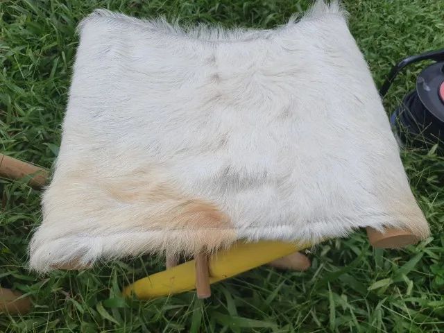 2 Bancos de madeira bonitos, com assento de pele de vaca. - Foto 2