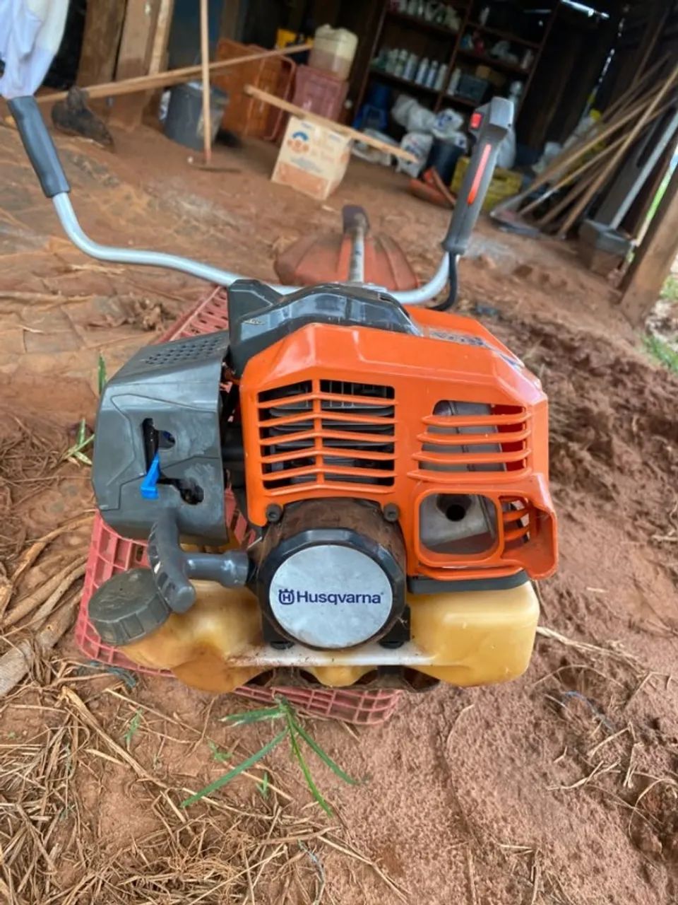 Roçadeira Husqvarna 131R gasolina - profissional - Foto 3
