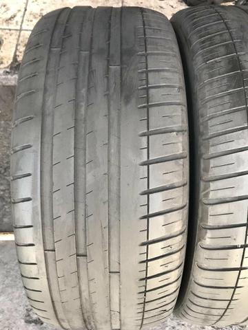 Pneus 235/45/17 Michelin meia vida (não são riscados) - Foto 4