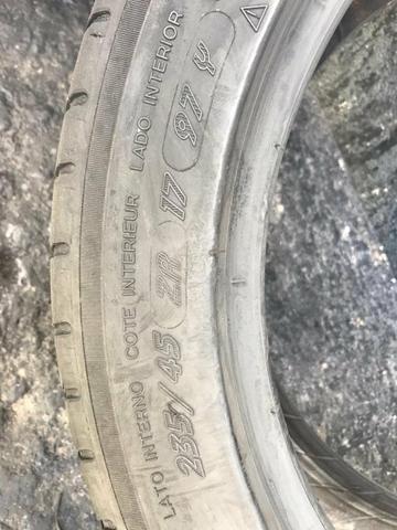 Pneus 235/45/17 Michelin meia vida (não são riscados) - Foto 6