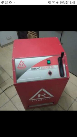 Máquina automática para fazer chinelos