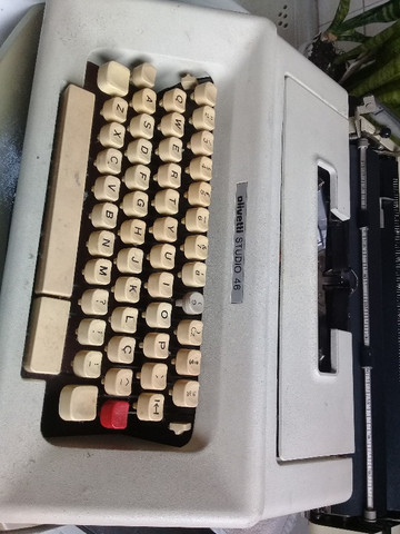 Máquina de escrever da década de 80 - funcionando - Foto 2
