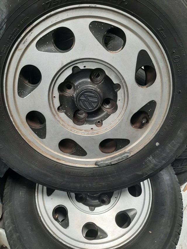Roda aro 13 Vw passat pointer diamantada com Grafite com Pneus 175 70 13 usados