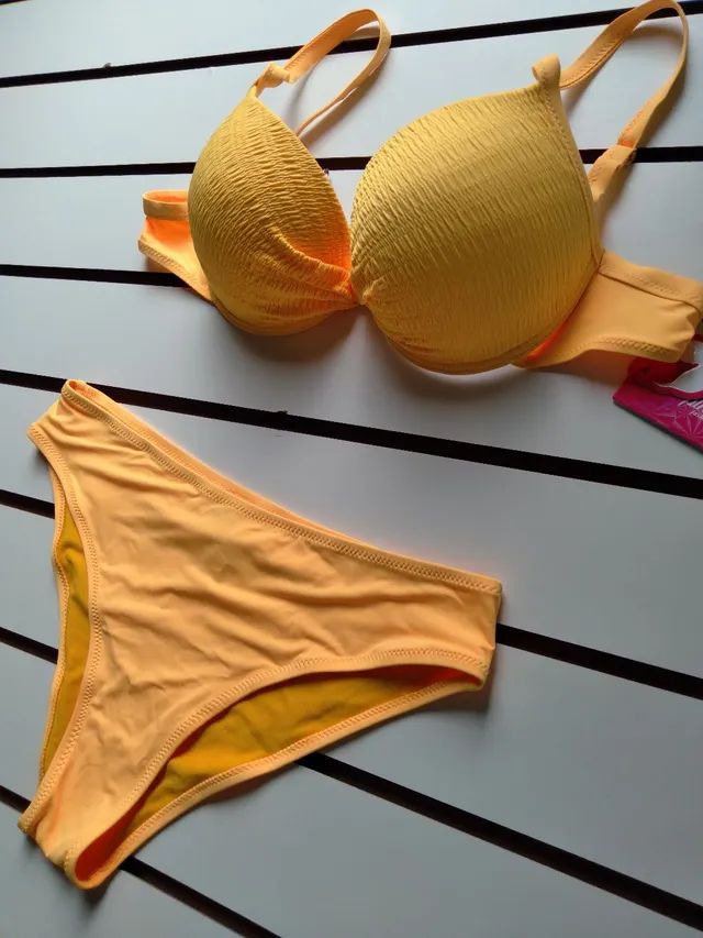 Conjunto moda praia biquíni e sutiã meia taça com bojo tecido com textura 