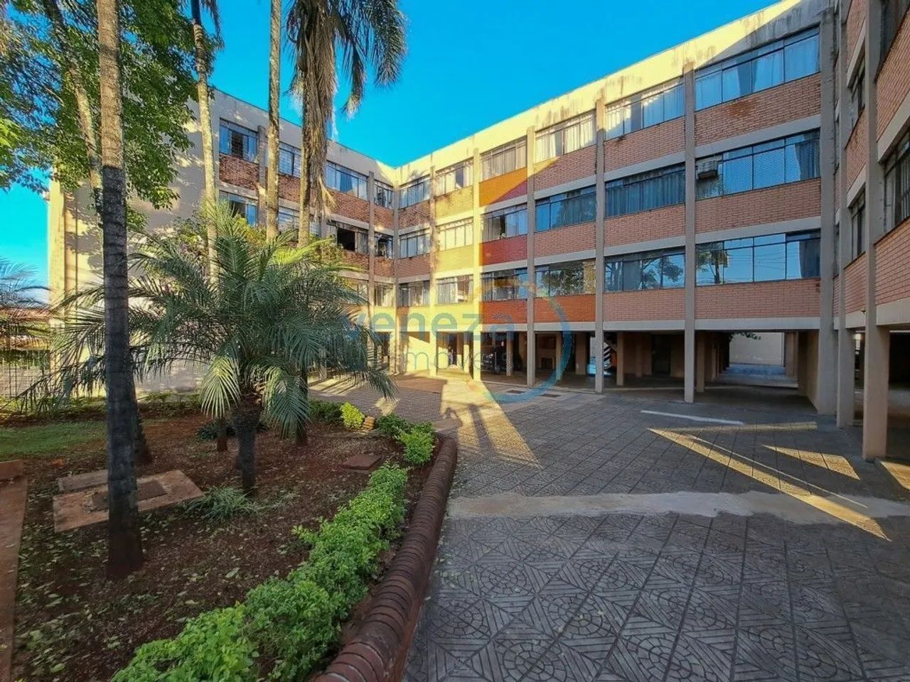 Apartamento com 3 quartos para alugar por R$ 800.00, 60.00 m2 - CONJUNTO CAFE - LONDRINA/P