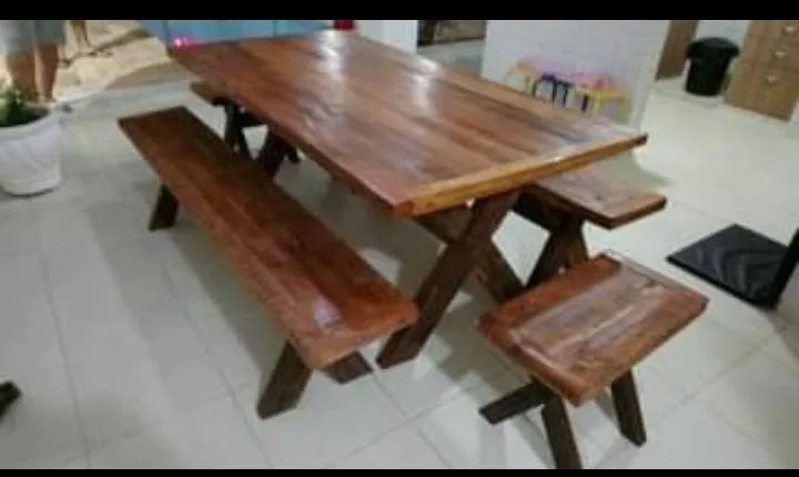 Conjunto de Mesa e Cadeiras de Madeira Maciça
