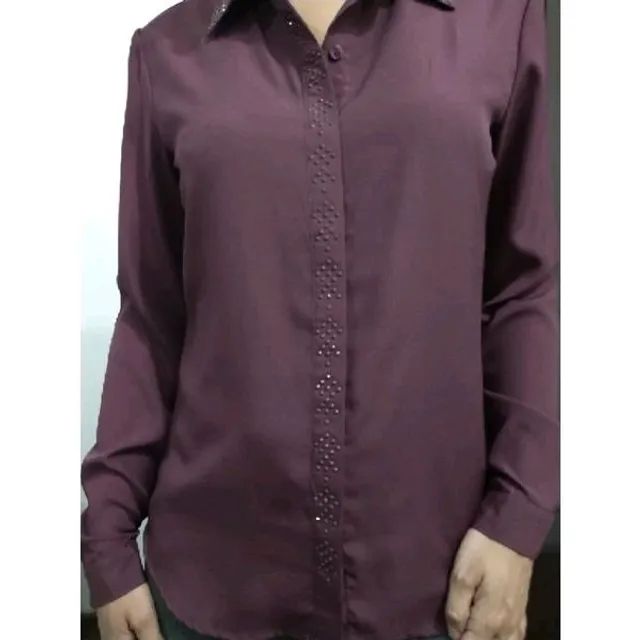 Camisa feminina clássica, na cor uva, com strass