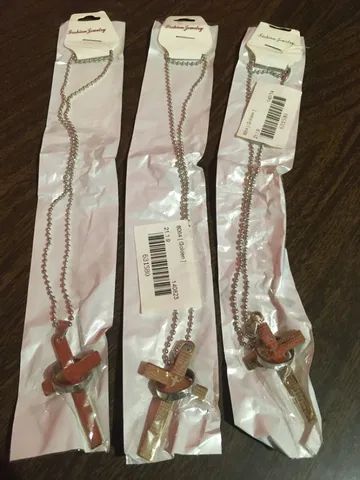 3 crucifixos com inscrição do Pai Nosso