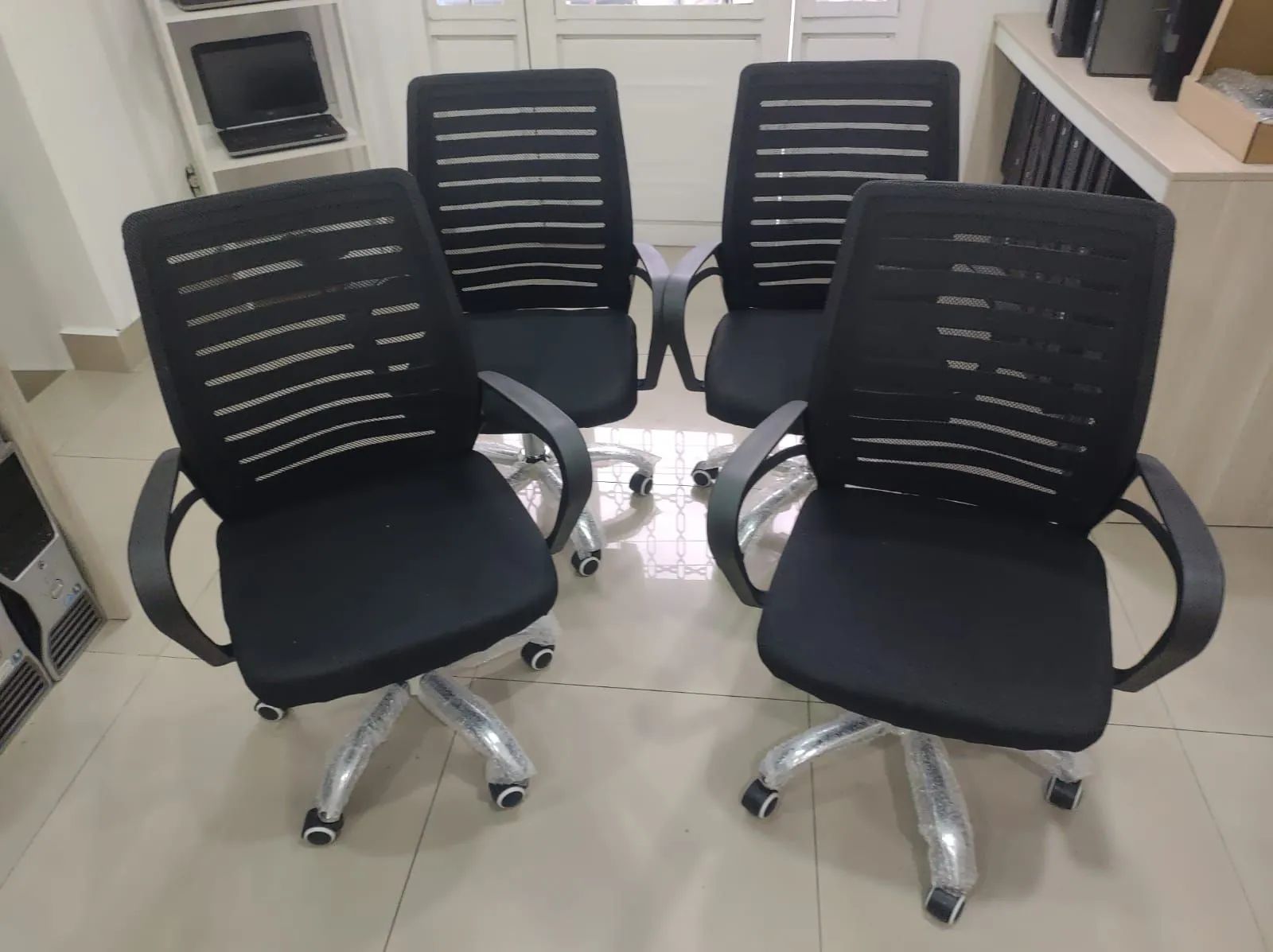 Cadeiras de escritório Novas R$280,00 cada 