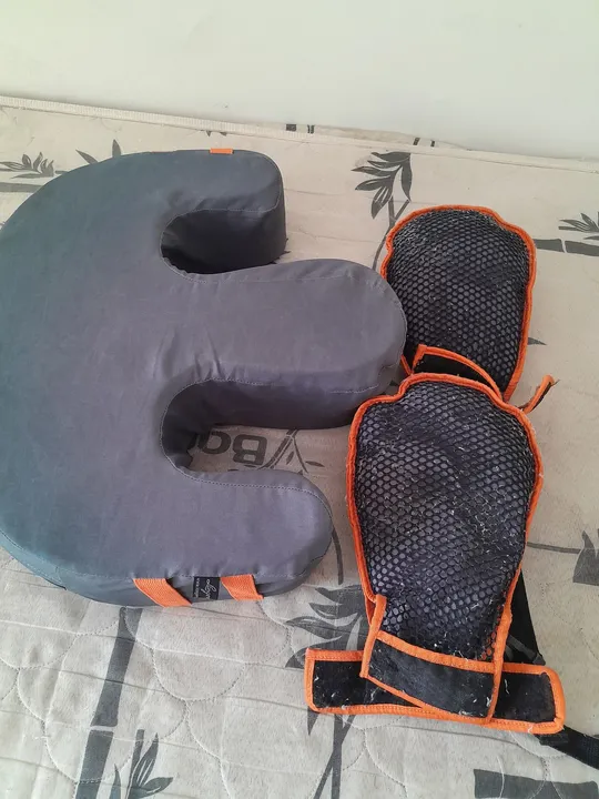 Almofada e luvas para acamados