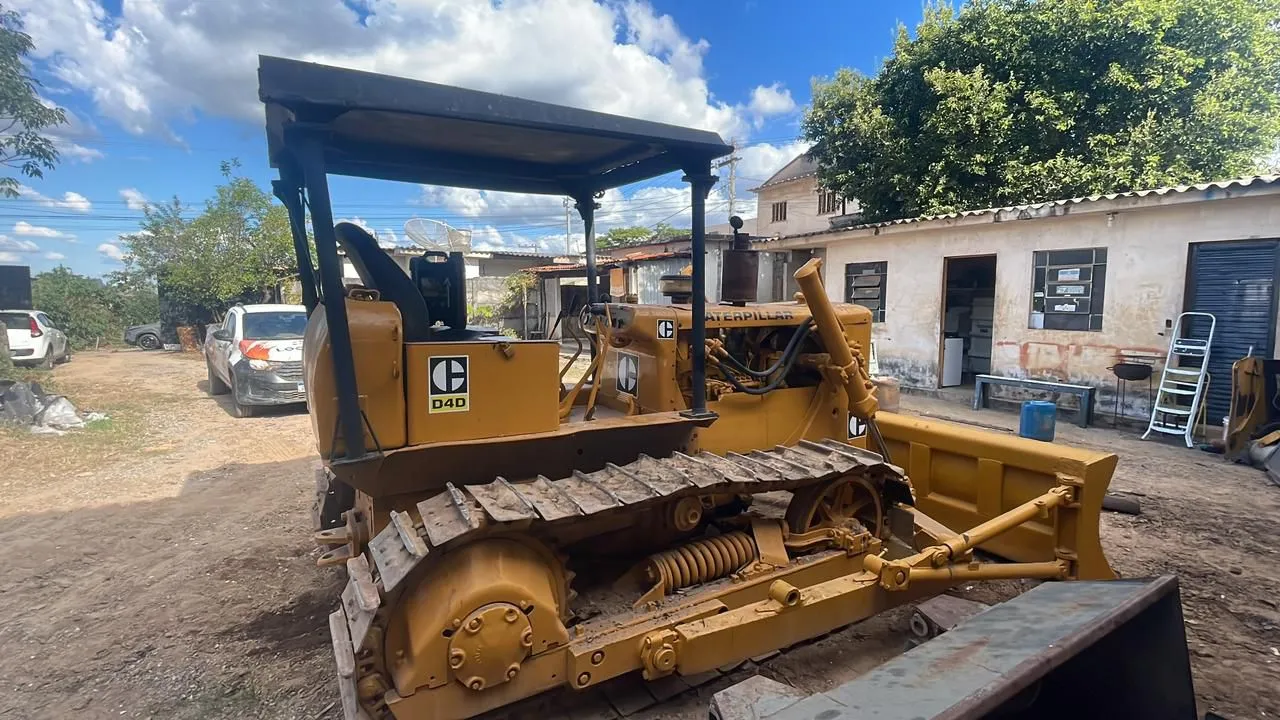 TRATOR DE ESTEIRA D4D 1979 MOTOR COM 1800 HRS REVISADO