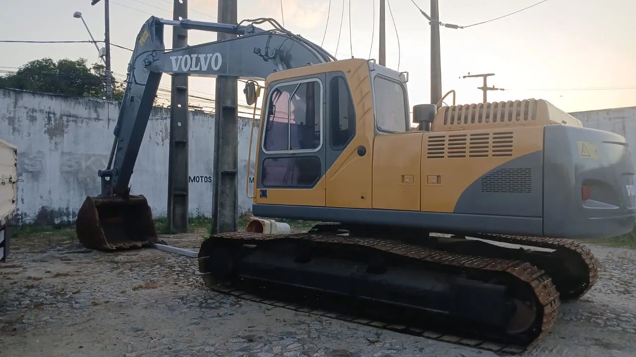 Escavadeira Volvo EC210BLC ANO 2009 - Foto 2