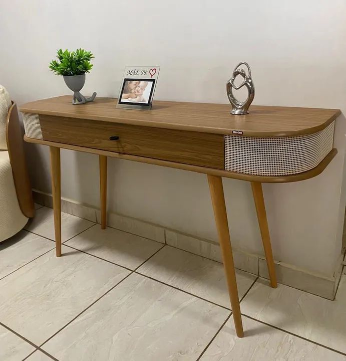 Mesa de Apoio com Gaveta e Design Moderno curvo