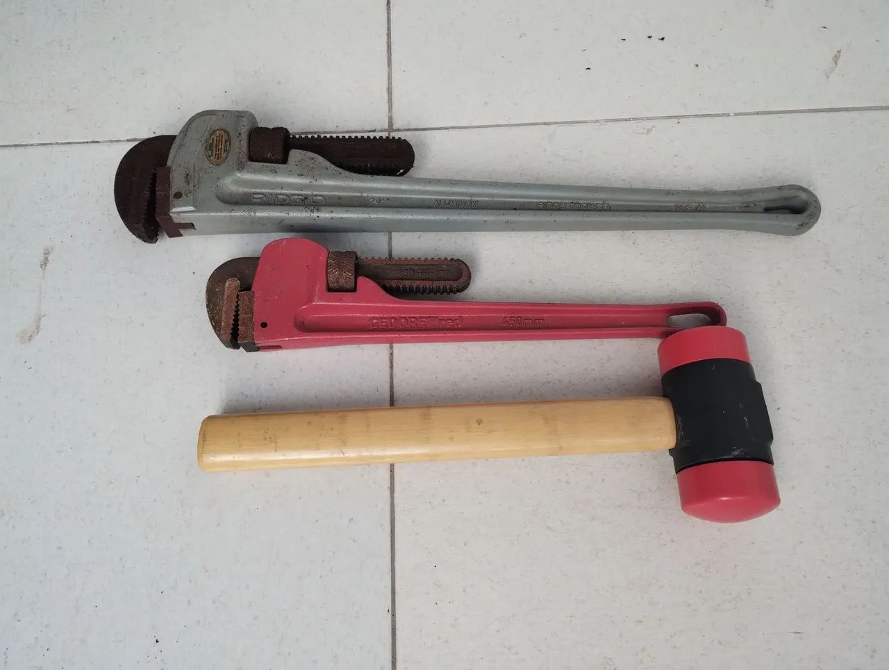 Chaves de Grifo e Martelo de Borracha