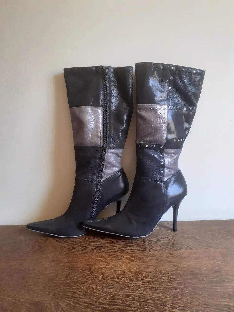BOTA FEMININA PRETA COM DETALHE CINZA CANO ALTO ABAIXO DO JOELHO MARCA VIA MARTE NÚMERO 38