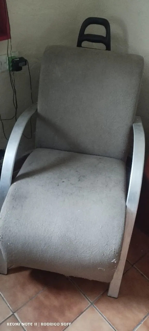 Poltrona cinza com design moderno