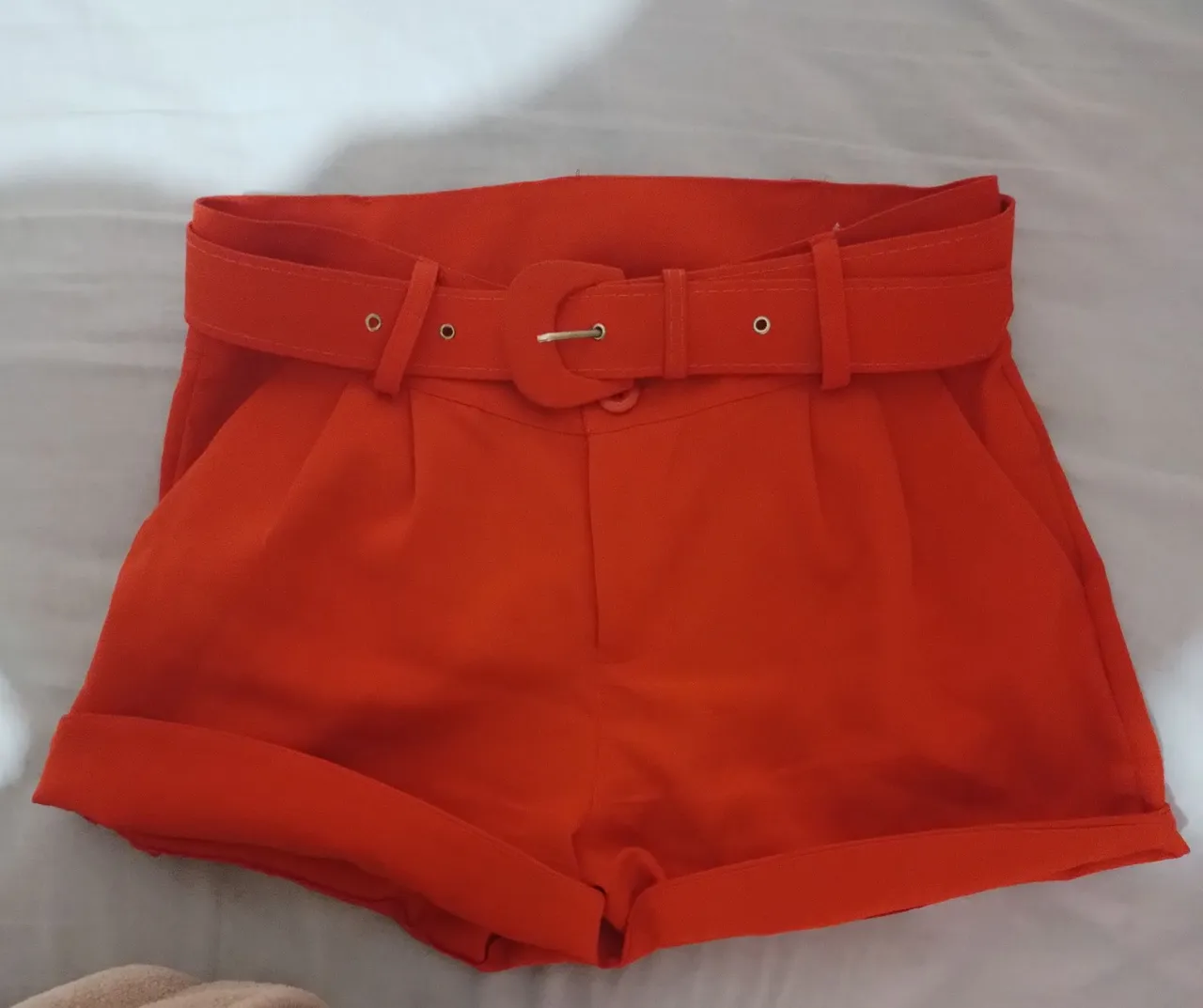 Shorts laranja com cinto