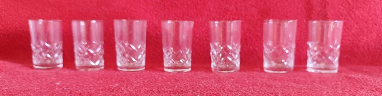 Conjunto com 16 copos antigos de cristal para aperitivos