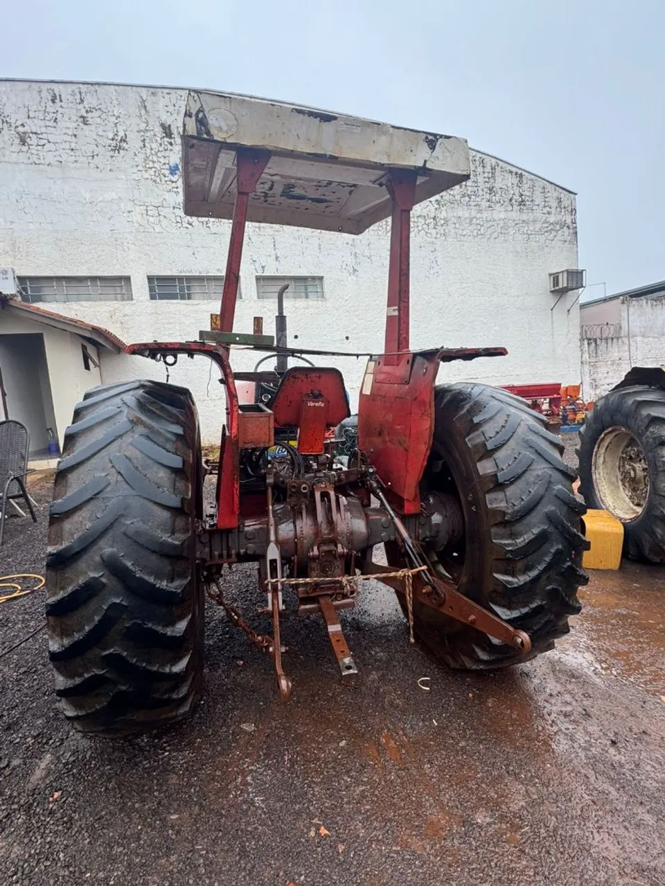 Trator Agrícola Vermelho - Para Trabalhos no Campo