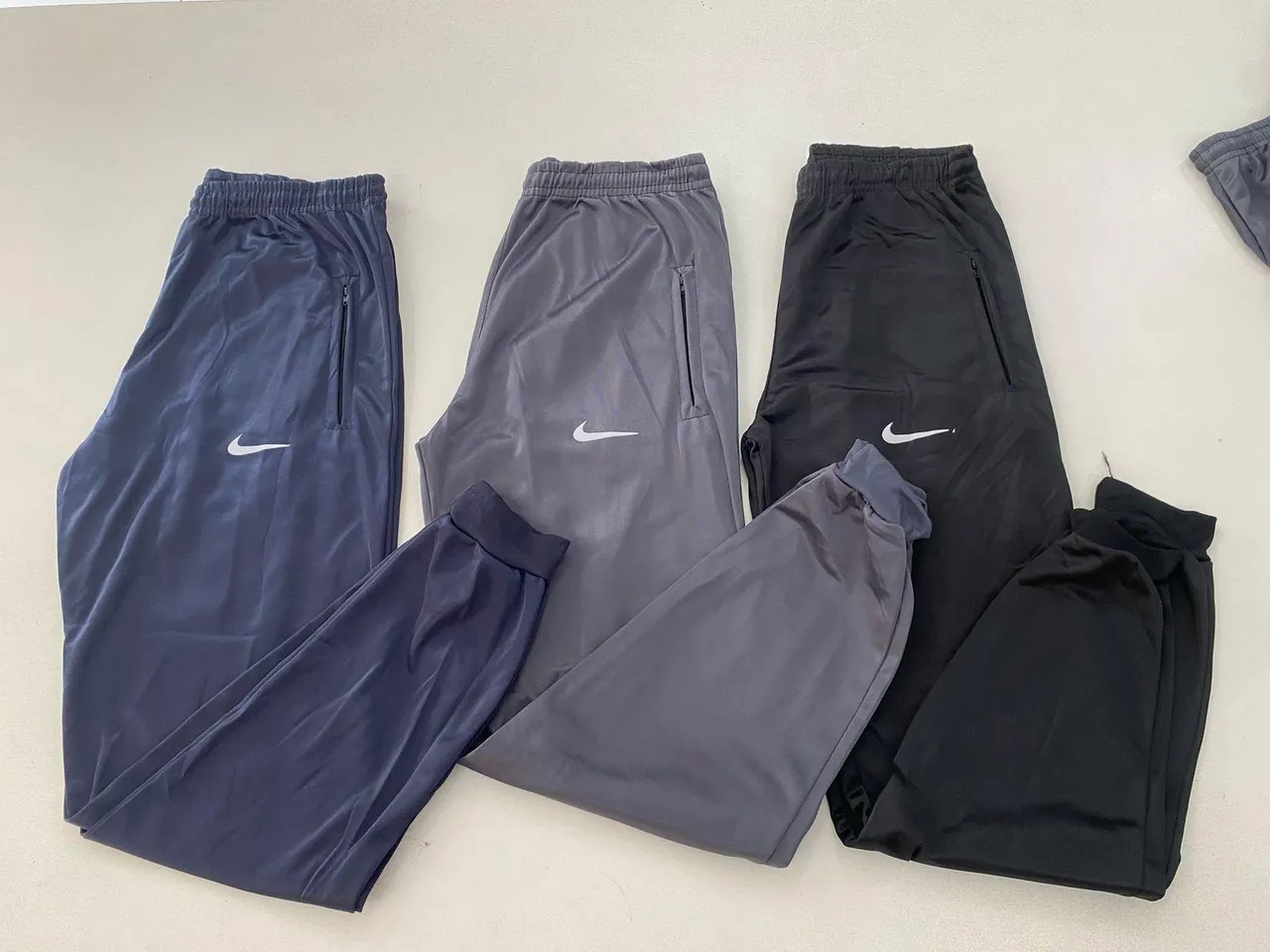 Calças de shipa Nike - Preta, Cinza e Azul - Tamanho M