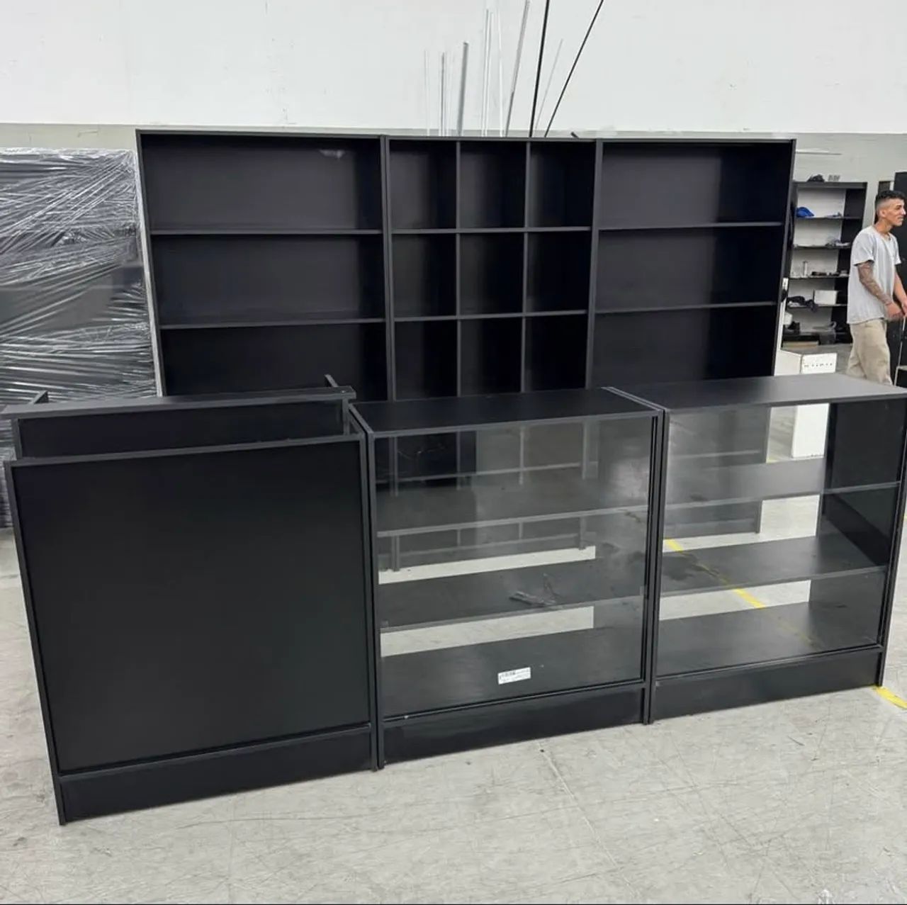 1 BALCÃO CAIXA E 2 BALCÕES VITRINES PRETOS - MDF