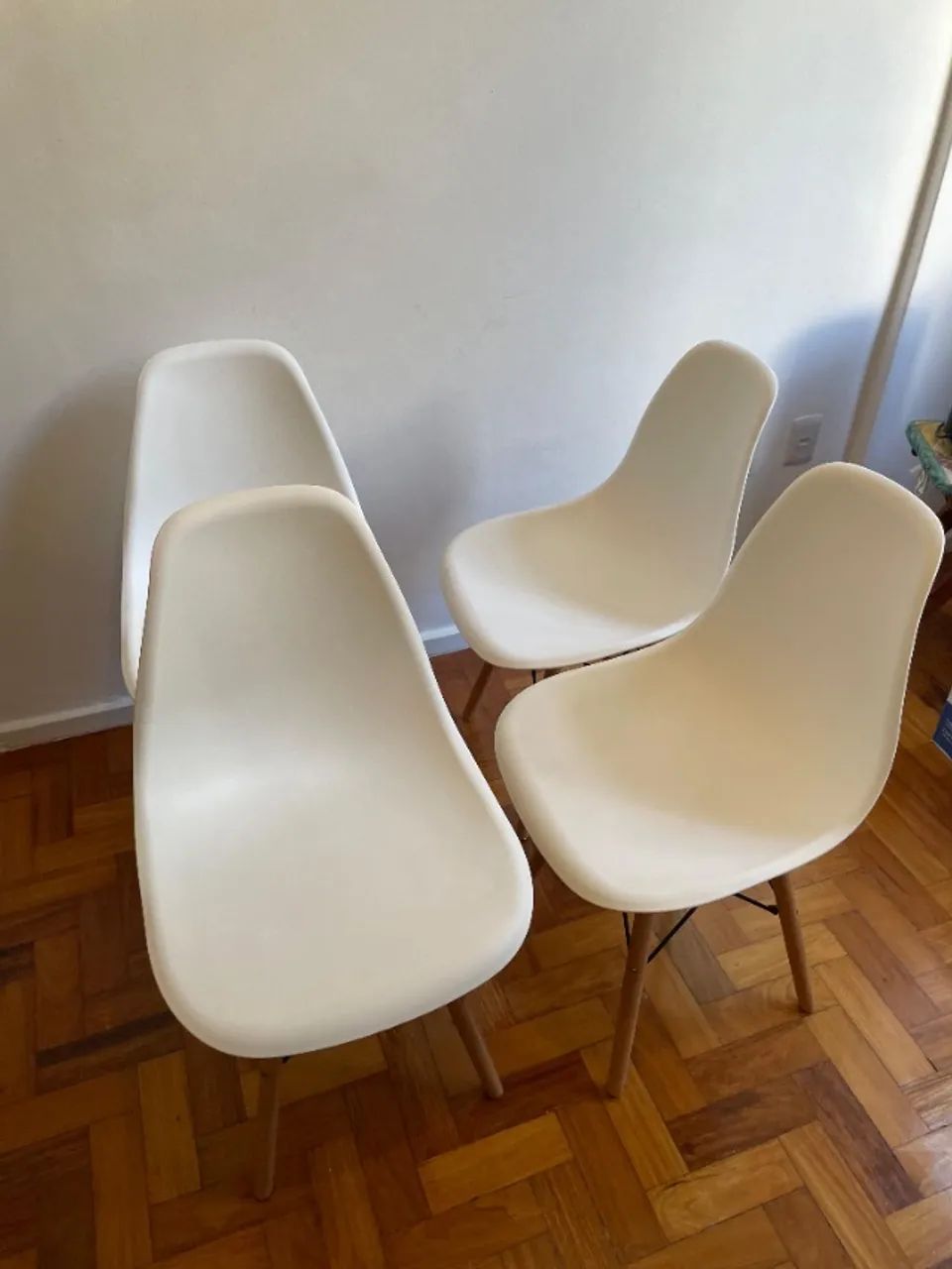 04 cadeiras brancas64330718873730120