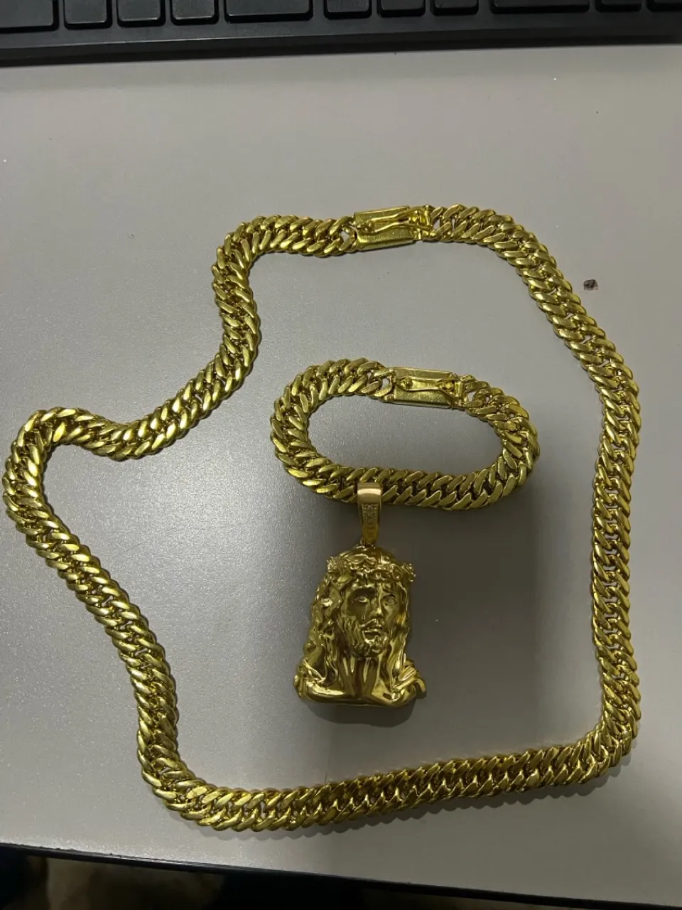 Cordão de niquel ( moeda )com Pingente Jesus e pulseira